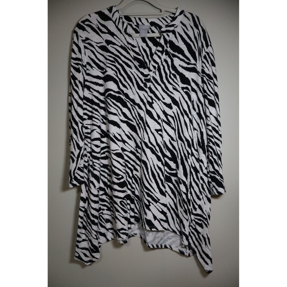 Chico's Tops - Animal Print Zebra Chico's Tunic Top XL White Black Sharkbite Hem Split Neck